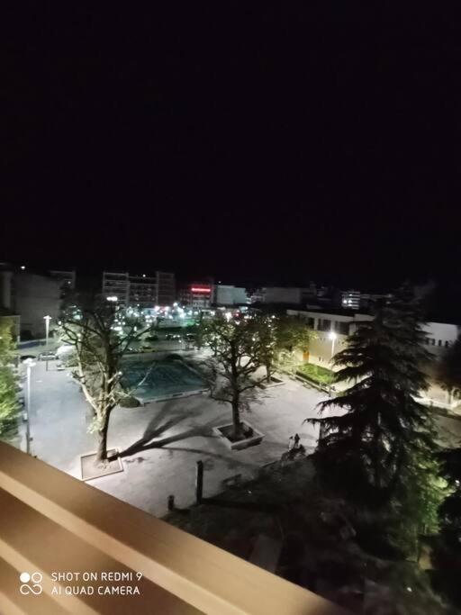 Λάρισα Διαμέρισμα Με Θέα Πλατεία Στο Κέντρο Της Πόλης Apartment Bagian luar foto