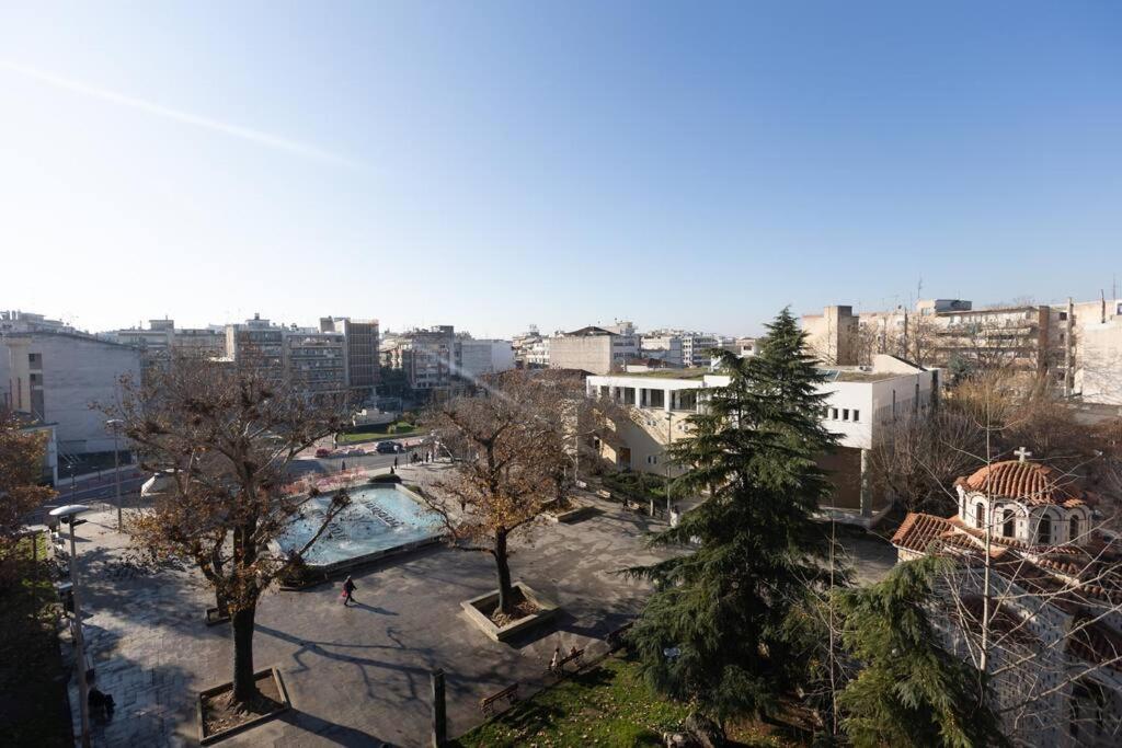 Λάρισα Διαμέρισμα Με Θέα Πλατεία Στο Κέντρο Της Πόλης Apartment Bagian luar foto